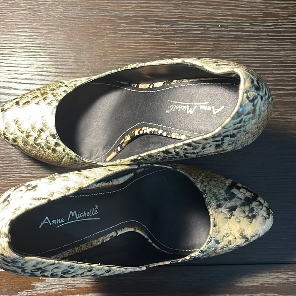 Anne Michelle Women's Snakeskin Pumps - Picture 7 of 9